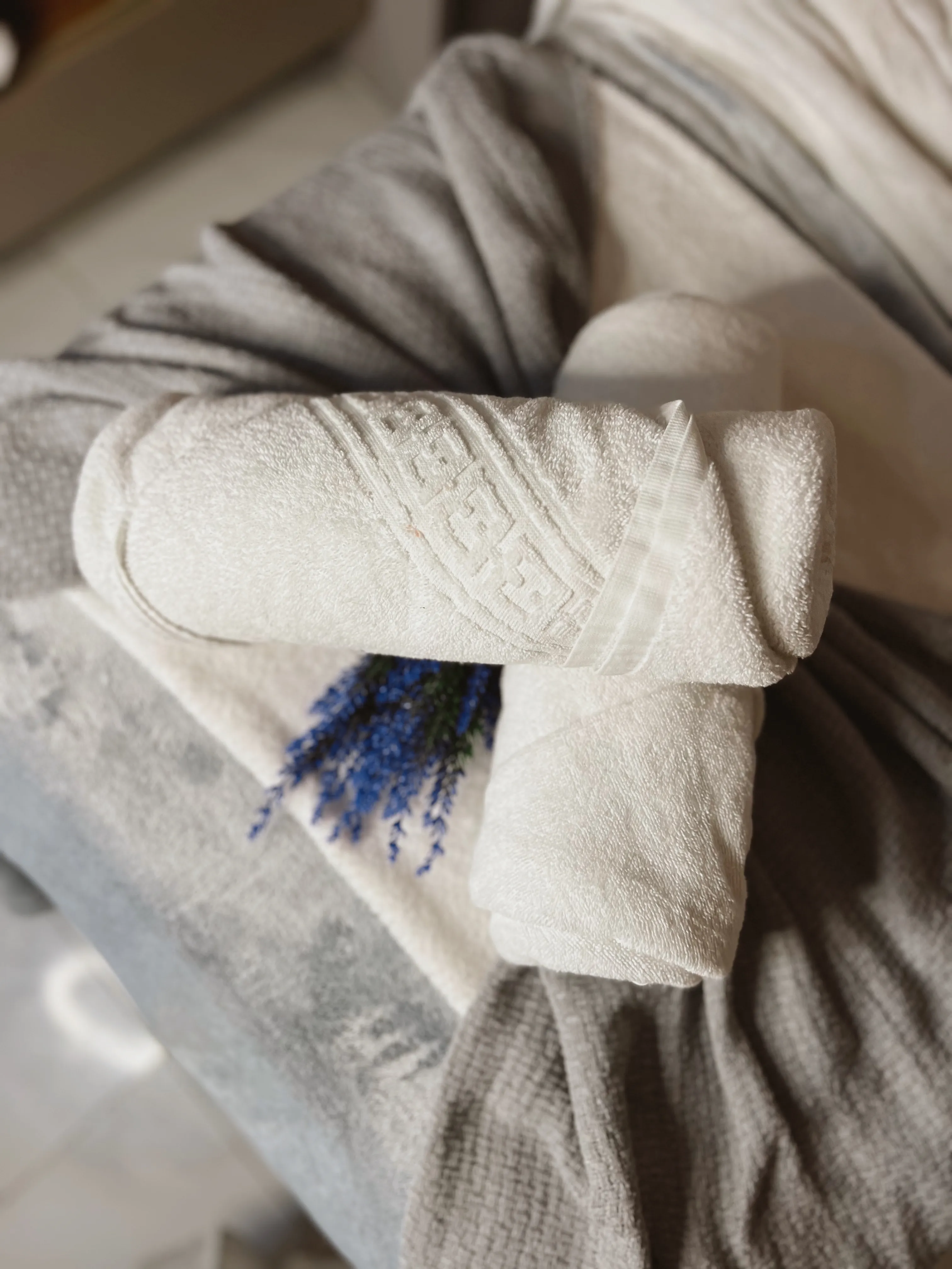 Ambiente de spa aconchegante com tons lilás